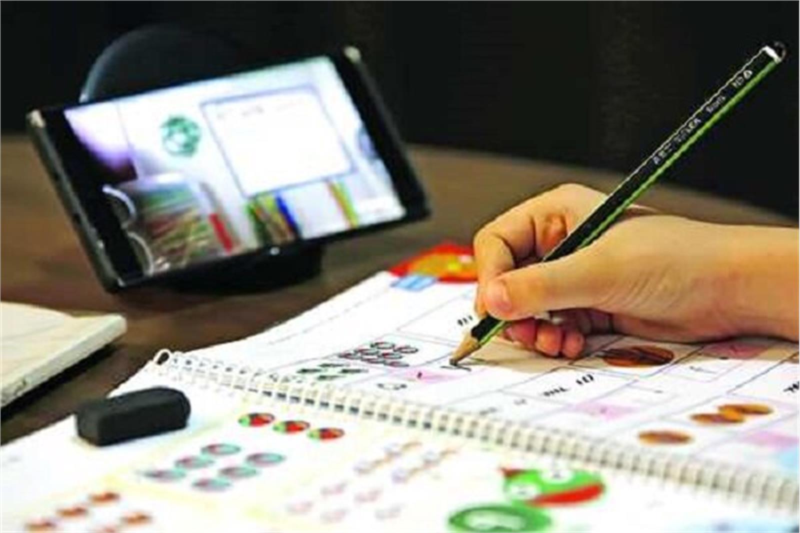 اهدای ۲۸ هزار تبلت به دانش آموزان نیازمند کشور توسط بنیاد مستضعفان